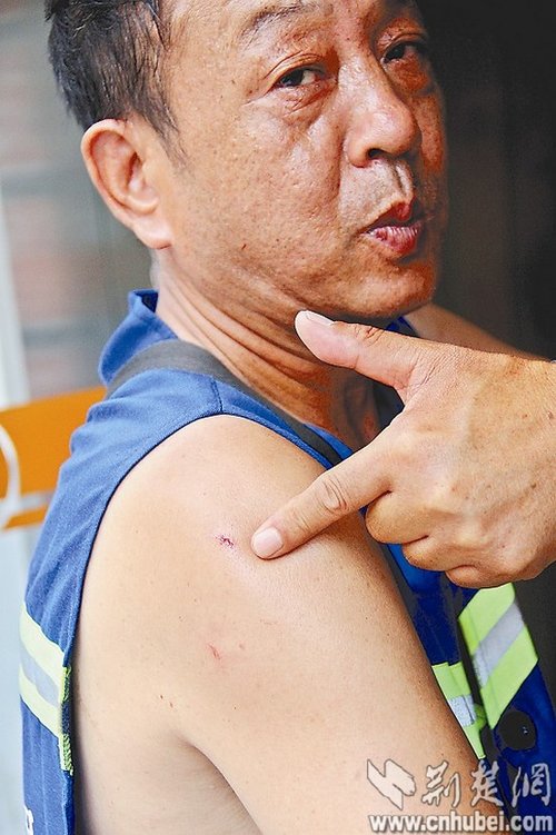 政法委副书记因4元停车费闹市殴打59岁收费员