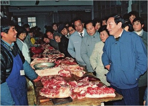 1990年3月3日，朱镕基考察上海市嘉定县农副产品交易中心。前排右三为嘉定县副县长钱根兴，右四为中共上海市嘉定县委常委、办公室主任沈永亮。