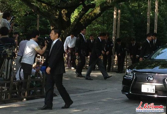 日本内阁总务大臣参拜靖国神社