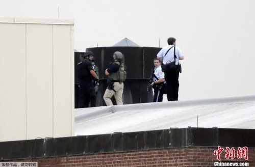 据美联社报道，美国首都华盛顿16日发生骇人听闻的枪击案，截至目前，枪案已造成包括一名枪手在内的13人死亡，另有多人受伤。图为9月16日，美国警方工作人员在案发地的一个屋顶部署案件调查工作。