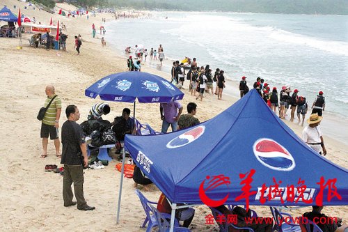 　　深圳西涌沙滩，跟以前相比，缩窄变陡了