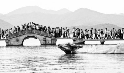 杭州西湖单日客流超百万 断桥成“人桥”(图)