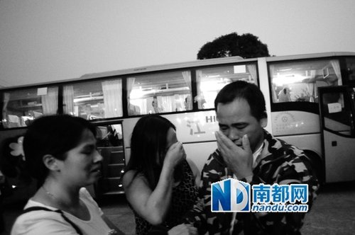 <p>    10月4日下午，台山市台城镇，获救渔民(迷彩衣者)与家人团聚后流下了泪水。南都记者孙振飞 实习生 张家乐 摄</p>