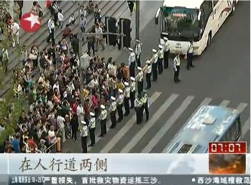 上海交警发明“开关式”过马路(组图)