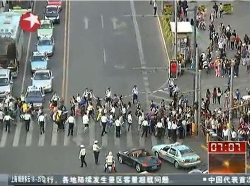 上海交警发明“开关式”过马路(组图)