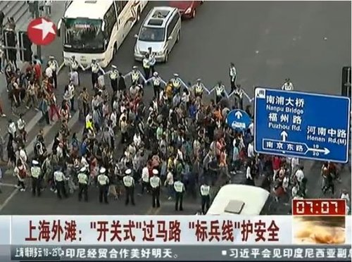 上海交警发明“开关式”过马路(组图)