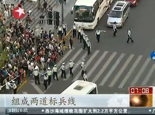 上海交警发明“开关式”过马路(组图)