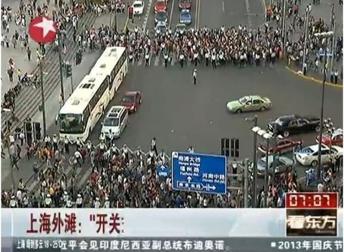 上海交警发明“开关式”过马路(组图)