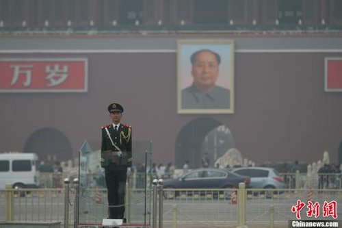 9月29日，北京再遇雾霾天气，天安门附近能见度低，空气质量差。