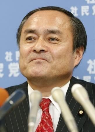 图为被选为日本社民党新党首后举行记者会的该党政审会长吉田忠智。