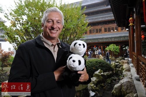 9月13日，比利时天堂动物园创始人埃里克·东布在布吕热莱特举行新闻发布会，表示该动物园正全力以赴为明年一对大熊猫的到来做准备。