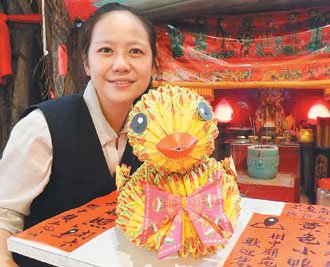 台湾高雄女子花4天用600张纸折出黄鸭供土地庙