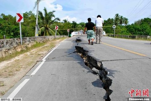 菲律宾7.2级地震致142人死 仍有灾民被困(图)