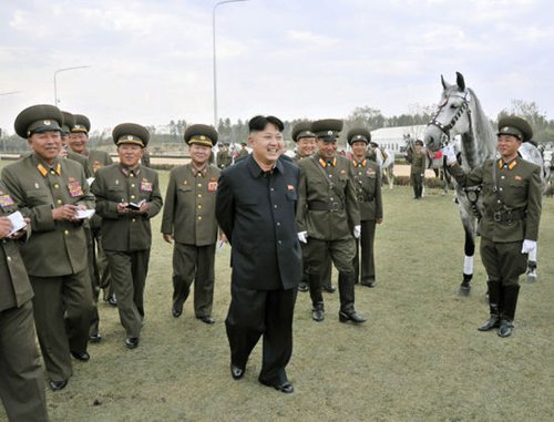 朝鲜最高领导人金正恩日前视察已完工的美林马术俱乐部。图片来源：朝鲜《劳动新闻》