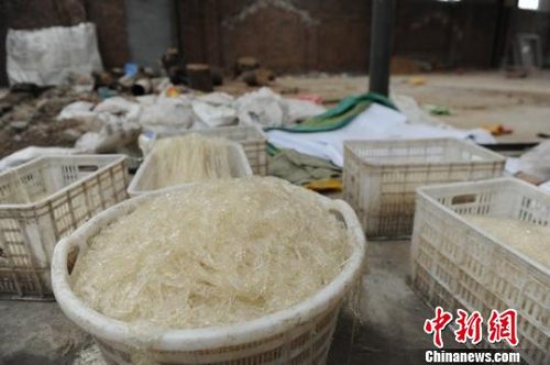 徐州捣毁一制造假鱼翅窝点甲醛成重要原料