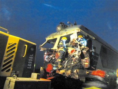 货车与火车抢穿道口相撞 致1人死亡10人受伤