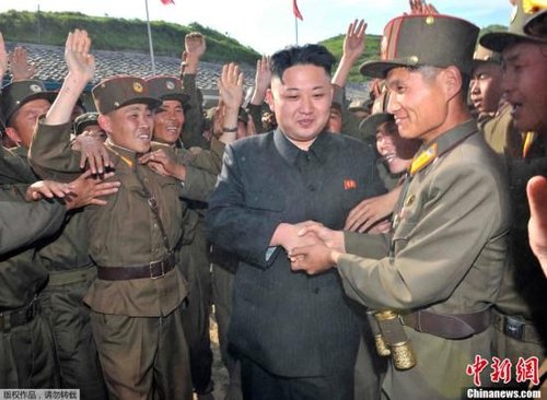 资料图：当地时间2013年6月3日朝中社公布的照片显示，朝鲜最高领导人金正恩日视察了位于江原道中部前沿哨所和人民军507部队。