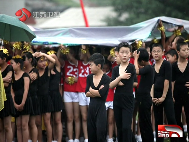 相关视频：洛阳千名小学生淋雨迎六一领导坐看表演截图