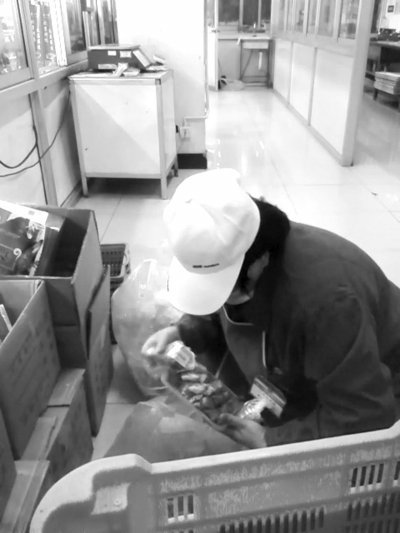 北京一超市将过期熟食更换日期后再次售卖