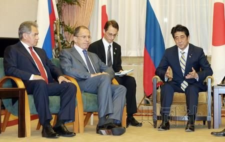 11月2日下午，日本首相安倍晋三在公邸会见了俄罗斯的外交部长拉夫罗夫（左2）和国防部长绍伊古。（共同社）