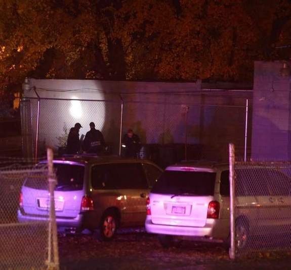 枪击案发生后，底特律警方搜查两辆涉案车辆（图片来源：美国媒体）