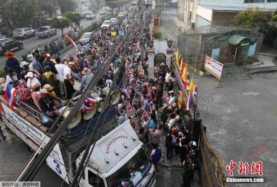 泰国示威者阻碍大选提前投票 一示威领袖遭枪杀