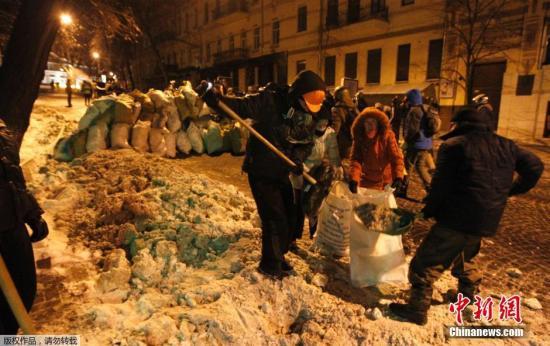 乌克兰示威活动蔓延 政府同意废除反示威法