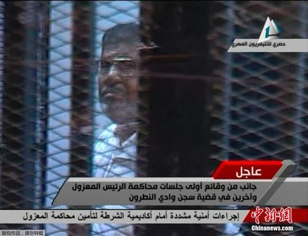 埃及前总统穆罕默德·穆尔西28日再次出庭受审，穆尔西拒绝认罪，并且声明他仍然是埃及的合法领导人。