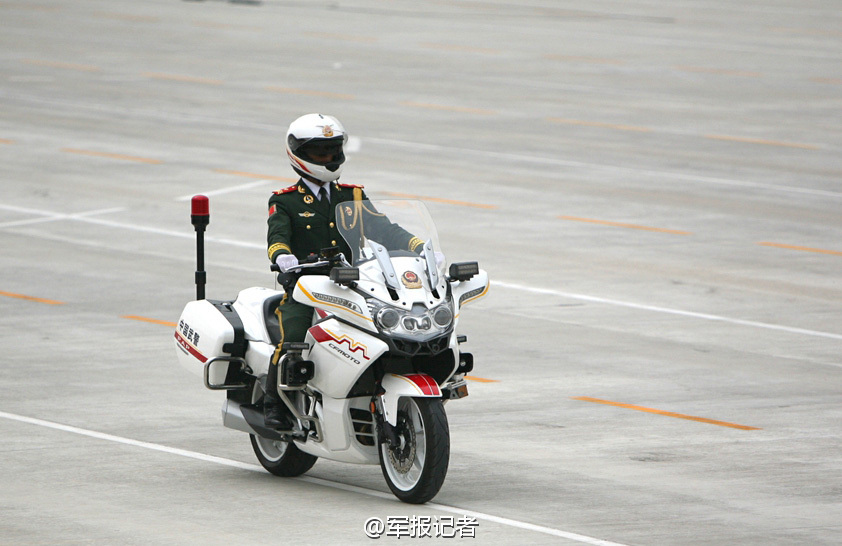 中华“第一骑”武警摩托车礼宾护卫方队