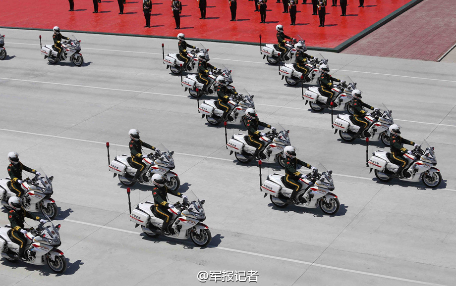 中华“第一骑”武警摩托车礼宾护卫方队