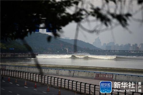 9月30日，钱塘潮向着杭州九溪珊瑚沙水库汹涌而来。