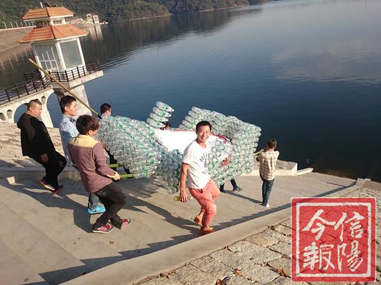 抬着船准备下水