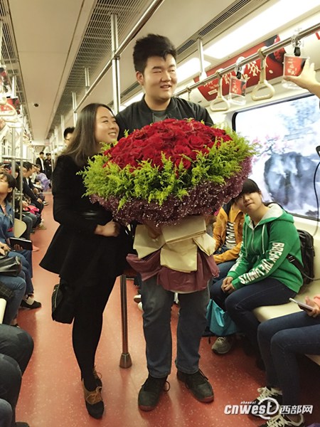 西安男子打造地铁求婚专列