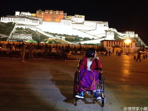 男子用绳子拉坐轮椅女友到西藏求婚