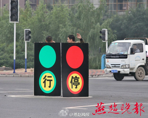 石家庄“人工红绿灯”协调过往车辆通行。