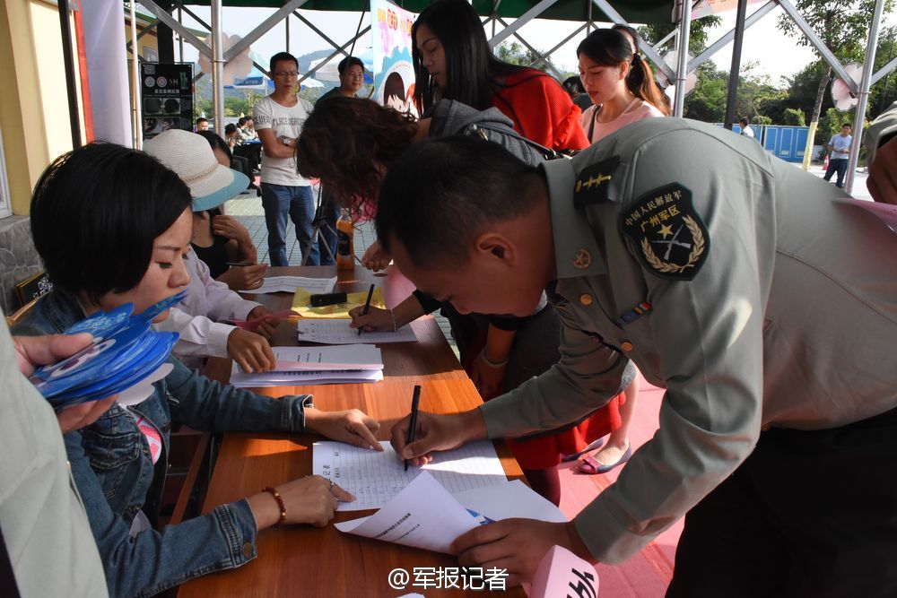 在“光棍节”即将到来之际，第42集团军某部组织驻地青年官兵在罗浮山举行了一场相亲大会，助力300名单身男女在花海中邂逅美丽爱情。(张鸿川、程帆、刘畅)