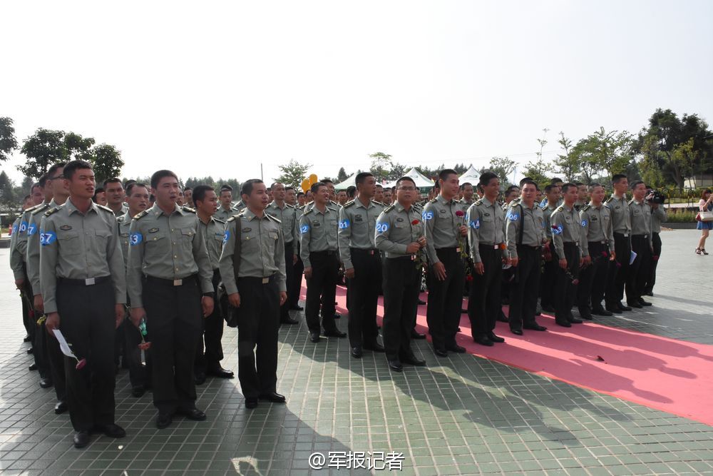 在“光棍节”即将到来之际，第42集团军某部组织驻地青年官兵在罗浮山举行了一场相亲大会，助力300名单身男女在花海中邂逅美丽爱情。(张鸿川、程帆、刘畅)