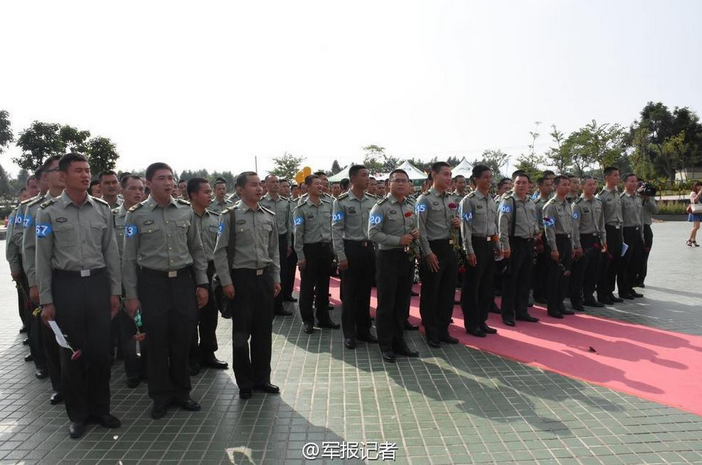 在“光棍节”即将到来之际，第42集团军某部组织驻地青年官兵在罗浮山举行了一场相亲大会，助力300名单身男女在花海中邂逅美丽爱情。(张鸿川、程帆、刘畅)