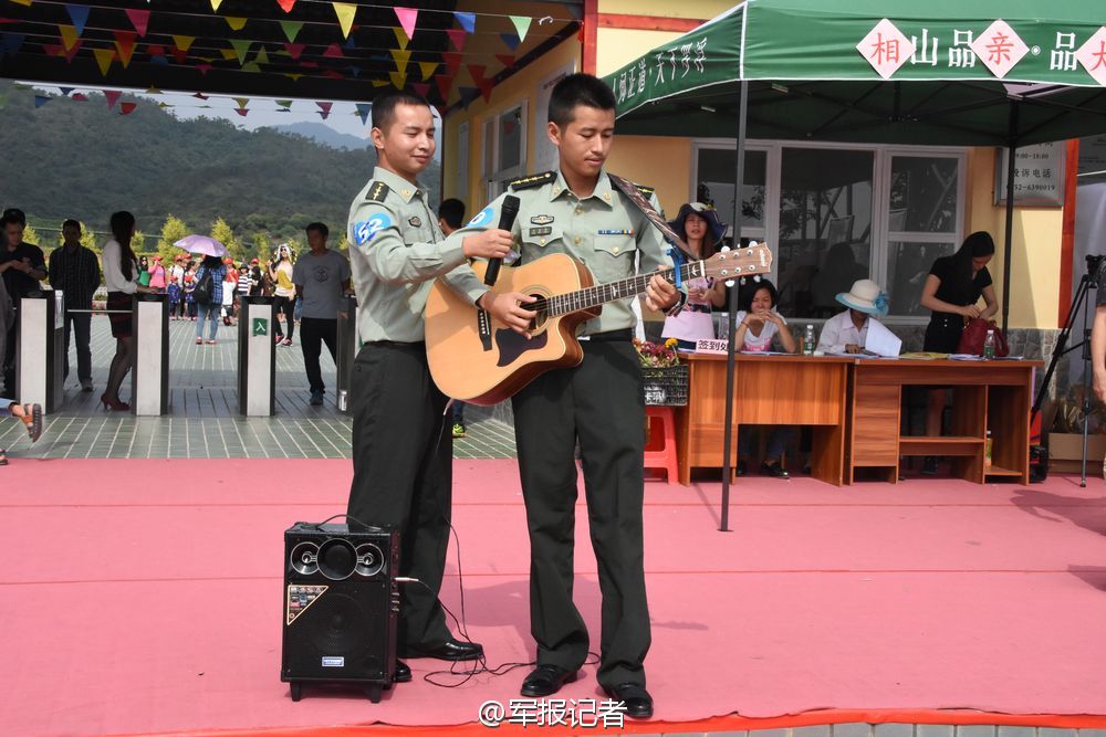 在“光棍节”即将到来之际，第42集团军某部组织驻地青年官兵在罗浮山举行了一场相亲大会，助力300名单身男女在花海中邂逅美丽爱情。(张鸿川、程帆、刘畅)