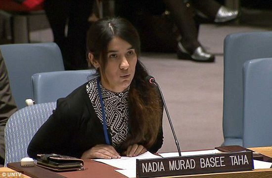 纳迪娅表示，去年八月她跟百多名族人被IS掳走，被带往伊拉克北部摩苏尔，与另外数千个雅兹迪族家庭同被囚禁。她形容，妇女们被IS成员当成战利品交换。