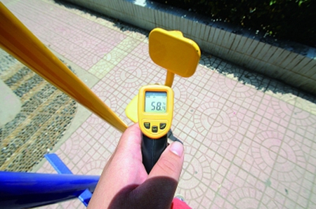 图中金属健身器材表面温度：58.4℃。