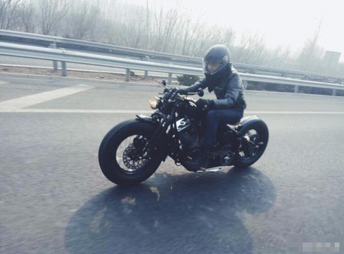 冯绍峰骑摩托车