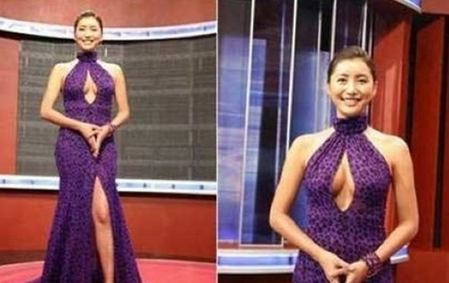 韩国有线频道OCN《娱乐新闻O》的韩成周，在节目中穿了件胸部以O字型裸露的性感华丽紫色礼服出镜，牢牢抓住了观众的眼球。