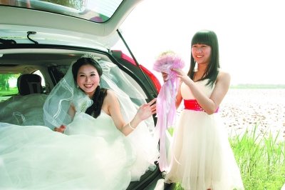 武汉一新娘婚纱长520米 20位伴娘协助托婚纱