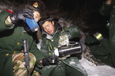 消防队员在救援途中饮水。22日，俩驴友在灵山迷路，不幸遇难。新京报记者