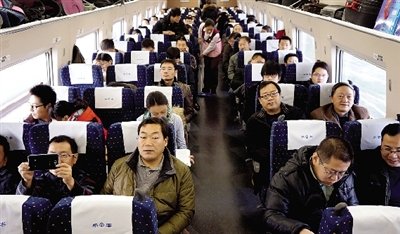 京郑首趟高铁上座率100% 乘客称像坐“法拉利”