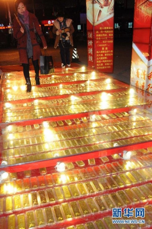 1月1日，市民走在山东省滨州市一家金店门前的