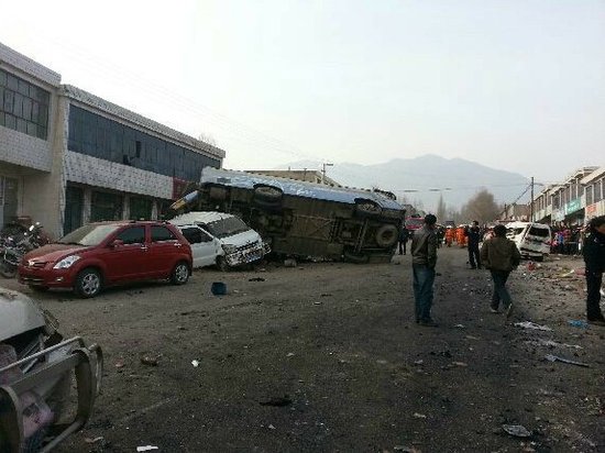 青海省民和县10余辆车连环相撞 已致5人死亡