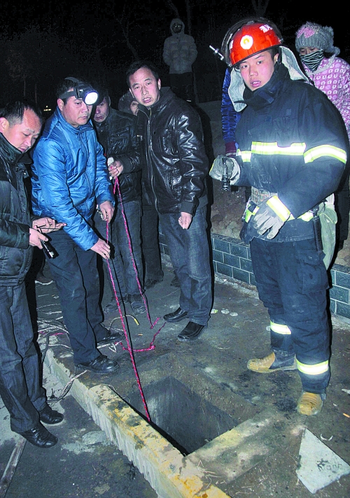漯河一3岁男孩掉进路边窨井 7小时搜救仍未发现