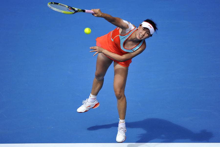 1月17日，彭帅在比赛中回球。当日，在2013年澳大利亚网球公开赛女单第二轮比赛中，中国选手彭帅以0比2不敌俄罗斯选手基里连科，无缘下一轮。 新华社记者陈晓伟摄